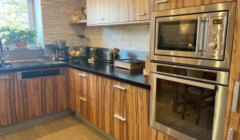 REZERVOVANÝ- 2i byt s parkovaním a terasou v centre Senca – Šafárikova