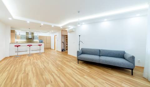 Moderný 3i byt 95 m2, s A/C a balkónom, možnosť parkovania, pivnica