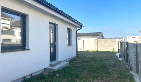 Rodinný dom,novostavba v Slovenskom Grobe, samostatne stojaci bungalov