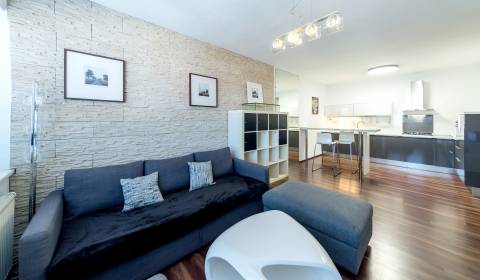 REZERVOVANÉ Veľmi pekný 2i byt 55m2, s parkovaním a lodžiou