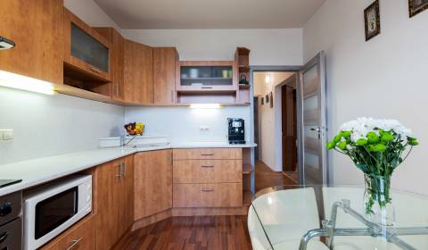  4-IZBOVÝ BYT V PETRŽALKE - VYŠEHRADSKÁ - NEĎALEKO DRAŽDIAK