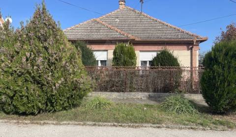 Trojizbový rodinný dom na 14 árovom pozemku v pokojnej časti obce Tvrd