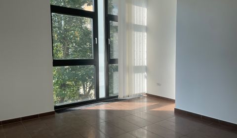**Na prenájom: Moderné obchodné priestory v centre Galanty!** od 21m2