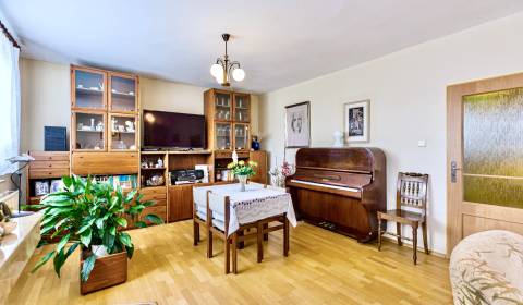 7 izbový rodinný dom s potenciálom stavať dom na pozemku za domom, BA2