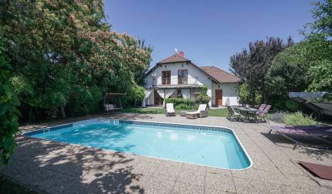 ViNi real - Znížená cena!!! Rodinný dom ROVINKA, bazén 