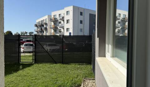 Nové zariadené 1iz., 2izb., 3izb. priestory s predzáhradkami.