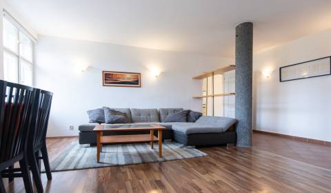 Priestranný 2-izbový byt s výhľadom na hrad