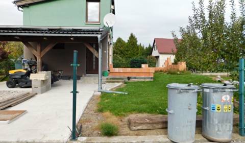 DOM SO ZÁHRADOU, DREVENÝM PRÍSTREŠKOM A PARKOVANÍM V OBCI LUŽIANKY