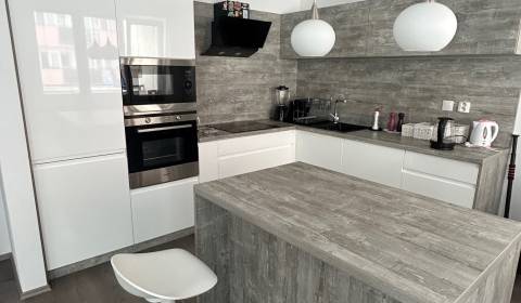 Na prenájom veľmi pekný, zariadený 2izb byt 720,- Eur