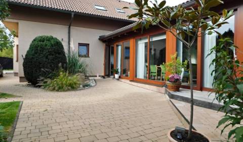 KRÁSNY RODINNÝ DOM SO ZÁHRADOU A DREVENÝM ALTÁNKOM V OBCI LUŽIANKY