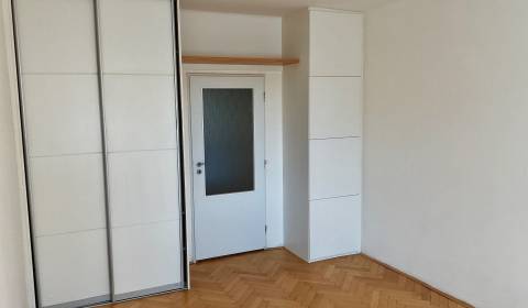 | Predaj priestranný a svetlý 3-izbový byt s balkónom.