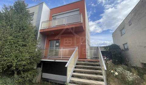 Päťizbový rodinný dom vo vyhľadávanej časti Nových Zámkov