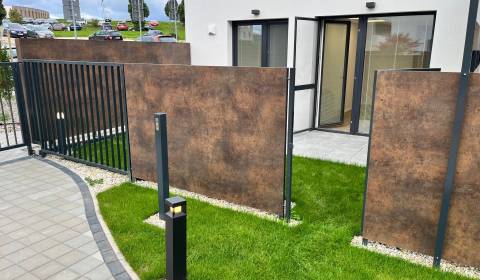 Obchodno-kancel. priestor / byt s predzáhradkou a VIP parkovaním