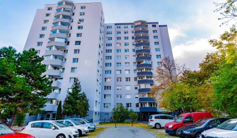 Na predaj novozrekonštruovaný 3-izb. byt s balkónom, 76 m², J. Smreka
