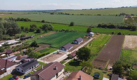 POSLEDNÝ VOĽNÝ POZEMOK v novej ulici s kompletnou zástavbou