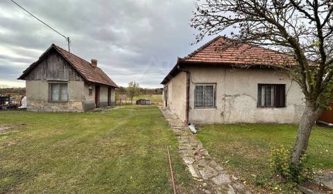 Starší rodinný dom s veľkým pozemkom v tichej obci Kava pri Komárne