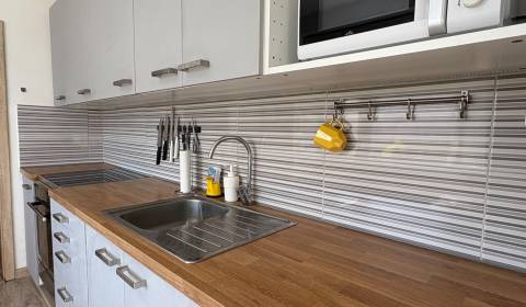 NA PREDAJ zrekonštruovaný 3,5-izbový byt  pri centre mesta Komárno