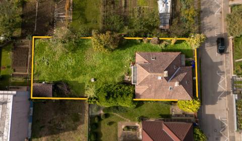 NA PREDAJ! RD s garážou a pivnicou, pozemok 686 m2, Trenčín-Školská ul