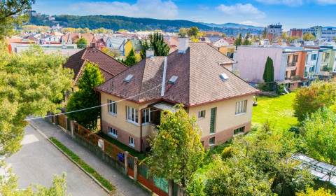 NA PREDAJ! RD s garážou a pivnicou, pozemok 686 m2, Trenčín-Školská ul