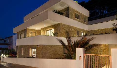 KRÁSNA MODERNÁ VILA  /400 m²/ s výhľadom na more, mesto BRAČ