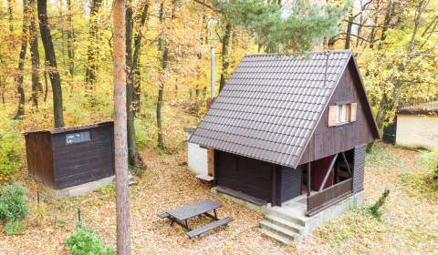 PREDANÉ CHATA NA PREDAJ PÁR METROV OD BUKOVSKEJ PRIEHRADY