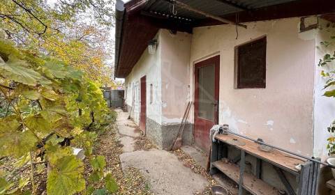 Malá chalúpka pod hrádzou – Zemné