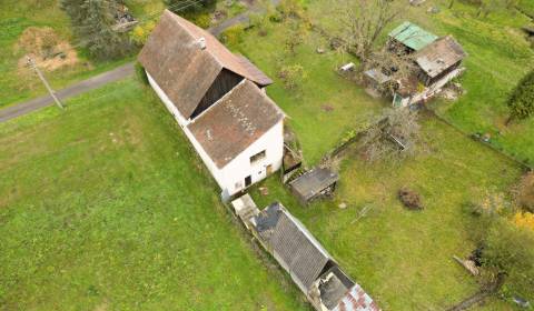 Rodinný dom s veľkým pozemkom v obci Sklené, 