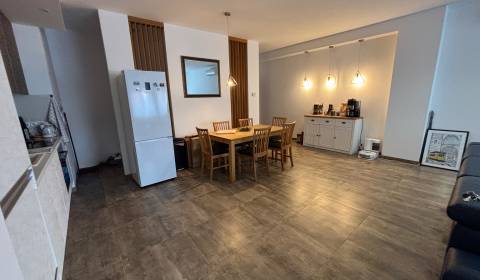 Veľký 96 m2  2 izbový byt s garážovým státím Topoľčany Centrum 