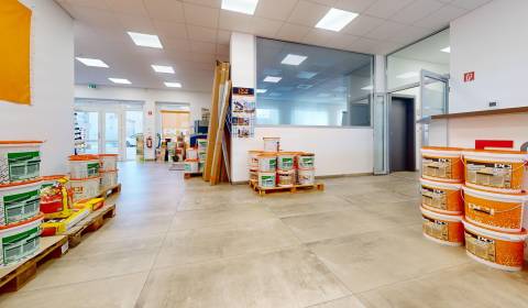 Obchodné, administratívne, priestory, showroom v exponovanej časti TT
