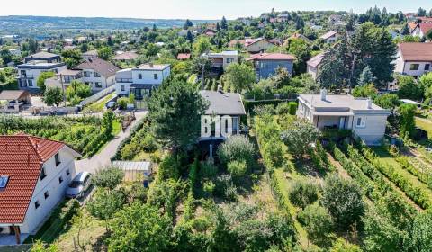 Rodinný dom s nádherným 8 árovým pozemkom na Kamennej ulici