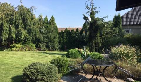 Dom s garážou na peknom rovinatom pozemku so šírkou 24m.