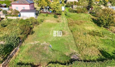 Stavebný pozemok so stavebným povolením - Janíkovce - 729 m2