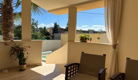 PREDAJ : ŠTÝLOVÝ RODINNÝ DOM S BAZÉNOM, KOMÁRNO