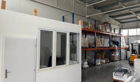 Sklad na prenájom o ploche 121 m2 s malou kanceláriou a WC