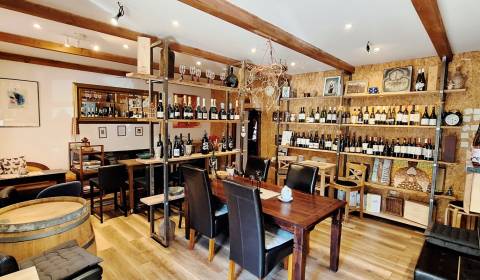 NA PRENÁJOM – odstúpenie vinotéky v srdci Starého Mesta s dušou vína