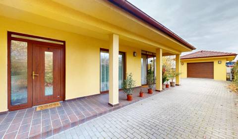 NA PREDAJ ÚTULNÝ, 4 IZBOVÝ RODINNÝ DOM S TERASOU A GARÁŽOU, IŽA