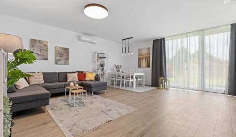 BÝVANIE VO VILA DOME - 3-IZBOVÝ BYT, ZÁHRADA, PARKOVANIE, TRIEDA  A0+