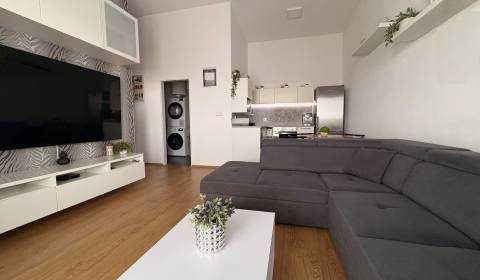 Prenájom moderného 2-izbového bytu v centre Komárna, 40 m² – Petőfiho 