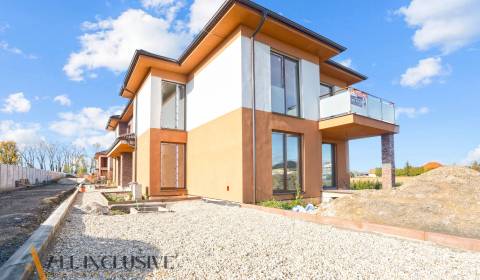 ALL INCLUSIVE I 3 IZBOVÉ BYTY S TERASOU, SO ZÁHRADOU + 2 PARK. MIESTA