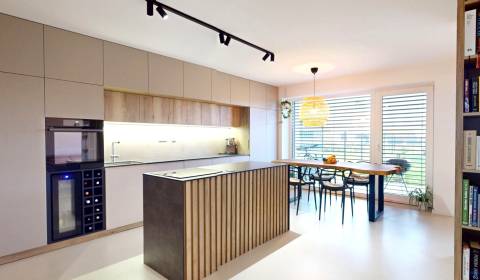 Novozariadený rodinný dom s veľkými spálňami i šatníkom pri Trenčíne