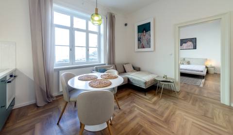 Krásny, štýlový 3i byt 56m2, s vysokými stropmi, v centre mesta