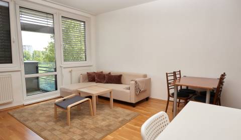 Ponúka prenájom 2 izb. byt na ul. Záporožská na začiatku