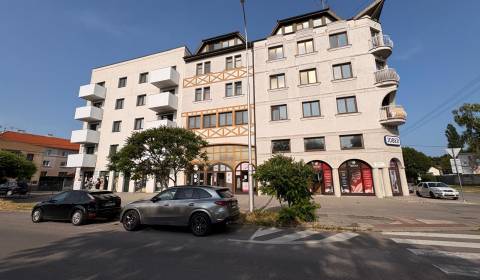 Na predaj – obchodné priestory v centre Komárna, 233 m², Petőfiho ul