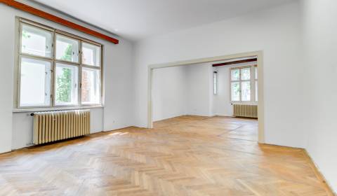 Priestranný veľkometrážny byt s historickým šarmom v Starom Meste