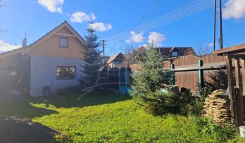 Pokojné bývanie v obci neďaleko vodnej nádrže Ružiná a historického hr