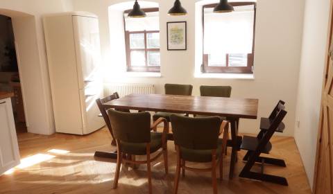 ČAROVNÝ VINOHRADNÍCKY DOMČEK PO REKONŠTRUKCII - takmer v centre mesta