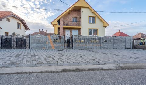 Na predaj 7-izbový rodinný dom, Veľký Meder