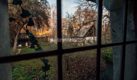 PREDAJ: Hajnalov vodný mlyn s náhonom, bytom mlynára, domom, včelínom,