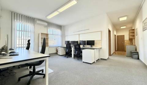 Na predaj kancelárske priestory v centre (70m2), TN - Stará Tržnica
