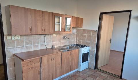 PREDAJ : 1 IZBOVÝ BYT NA 